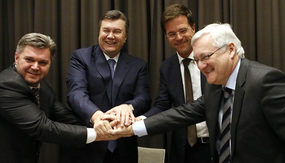 Ukrajina podepsala kontrakt na bidlicový plyn. Zleva: ukrajinský ministr