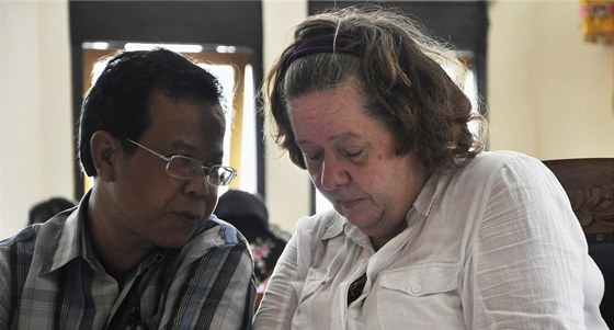 Lindsay Sandifordová poslouchá u indonéského soudu rozsudek za paování drog.