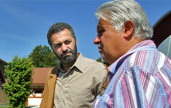Herec Martin Dejdar s režisérem Hynkem Bočanem při natáčení televizního seriálu