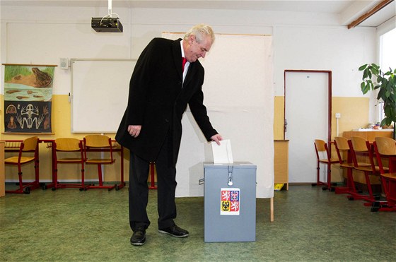 Milo Zeman odevzdal volební lístek v praských Stodlkách. (25. ledna 2013)