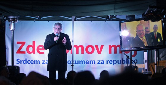 Pvodn Milo Zeman sliboval, e kampa poídí za ti miliony korun.