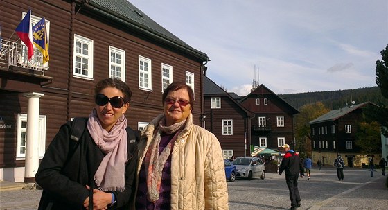 Američanka Sarah Wildmanová (vlevo) s Ludmilou Kučovou při návštěvě Karlovy Studánky.
