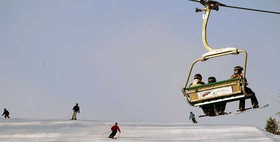 Lanovku na Bukovou horu zastavila technická závada, lyžaři museli být evakuováni (ilustrační snímek)