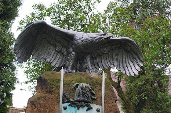 Pomník s orlicí v Dobeníně nad obcí Václavice na Náchodsku