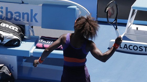 NIITELKA RAKET. Serena si zlost na raketách vybíjí ráda - takto to jedna odnesla na Australian Open.