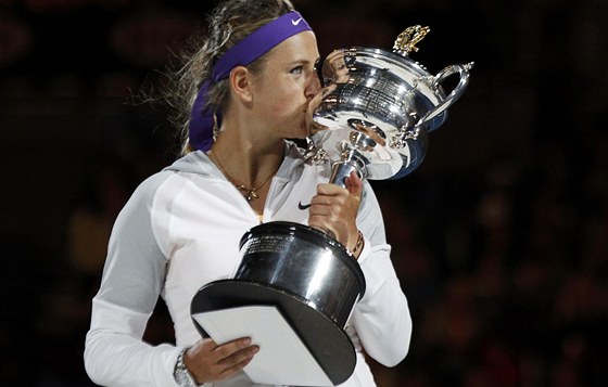 S TROFEJÍ. Viktoria Azarenková líbá vítznou trofej na Australian Open.