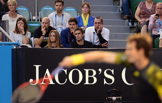 POD DOHLEDEM. Andy Murray servíruje pod dohledem svých nejbliích, mezi nimi...