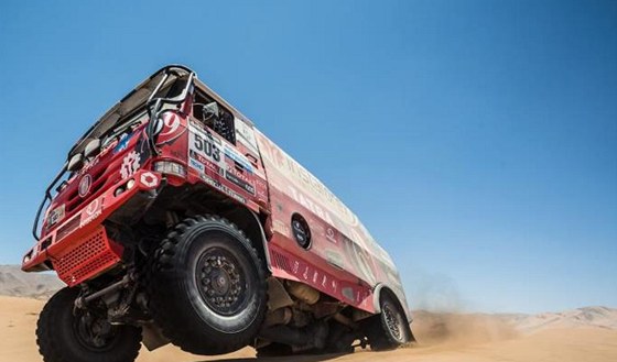 SKOKEM PES DUNU. Ale Loprais s kamionem tatra pi Rallye Dakar 2013.