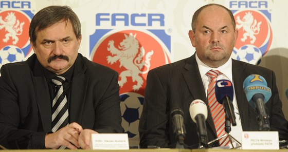 Pedseda fotbalové asociace Miroslav Pelta (vpravo) a Václav Kuera, námstek