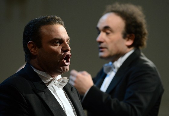 Maltský tenorista Joseph Calleja 24. 1. 2013 v Praze (v pozadí dirigent