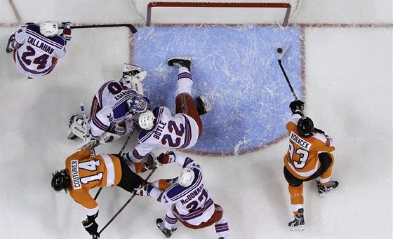 NA SPRÁVNÉM MÍST. Jakub Voráek z Philadelphie lehce skóruje v utkání s New