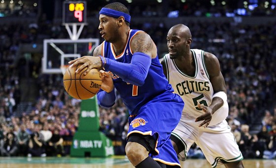 Carmelo Anthony z New York Knicks obchází Kevina Garnetta z Bostonu Celtics. 