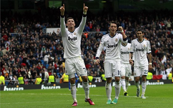 ASTNÝ STELEC. Vítzné gesto Cristiana Ronalda z Realu Madrid v utkání s