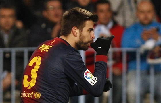 Barcelonský fotbalista Gerard Piqué slaví gól a gestem posílá vzkaz do