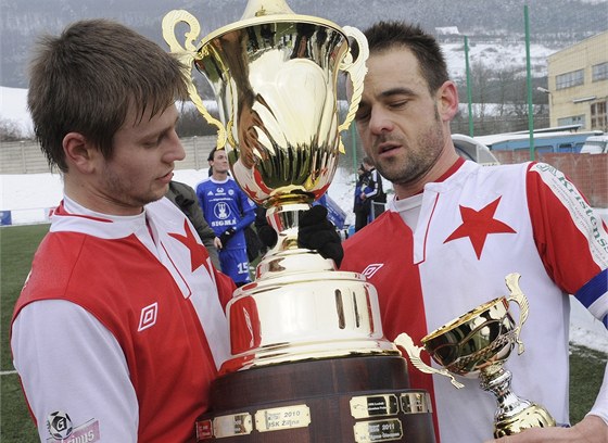 V lednu 2013 zvítzila v Tipsport lize Slavia; s trofejí pózují Martin Hurka (vlevo) a Luká Jarolím.