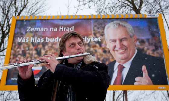 Hůlkův zpěv doprovodil Miroslav Matějka na flétnu, k jejich muzicírování se postupně přidal i zbytek Zemanových příznivců.