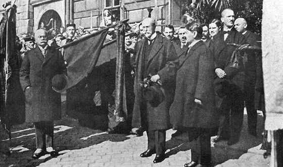 Píe se rok 1921. Prezident T. G. Masaryk vychází z plzeské radnice v doprovodu starosty Luka Pika. Vlevo stojí ministerský rada Jií Guth - Jarkovský. Celkem navtívil Masaryk Plze v letech 1893-1929 tináctkrát.