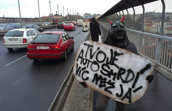 Lidé kvli smogu asto protestují proti automobilsmu.