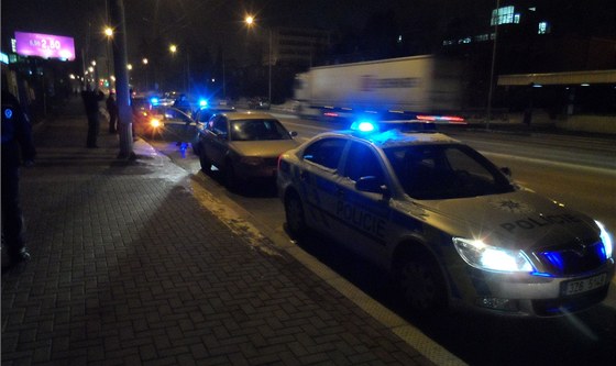 Několik policejních hlídek pronásledovalo VW Polo, ve kterém ujížděl osmnáctiletý mladík, který si auto půjčil od známého. Ilustrační snímek