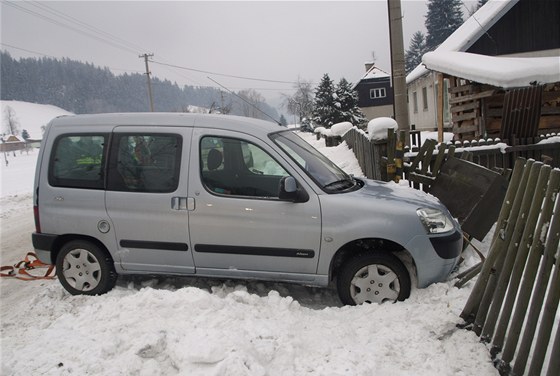 idika s citroenem pi nehod poniila plot, zastavila se o plynovou pípojku.