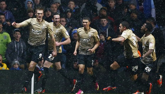 Fotbalisté Bradfordu se radují ze senzaního postupu do finále anglického
