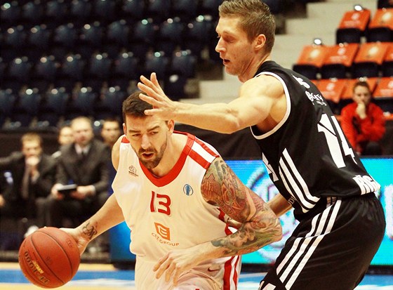 Nymburský basketbalista Radoslav Raník  (vlevo) v utkání s Rigou.