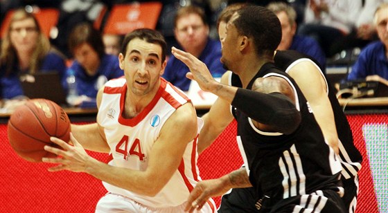 Nymburský basketbalista  Miljan Pavkovi  (vlevo) v zápase s Rigou.