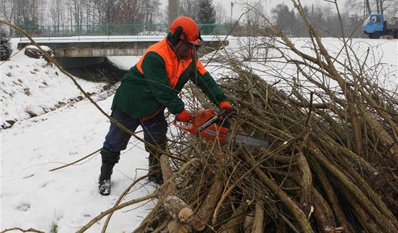 Pracovníci Povodí Moravy pokračují v těchto dnech v čištění břehů a koryta řeky