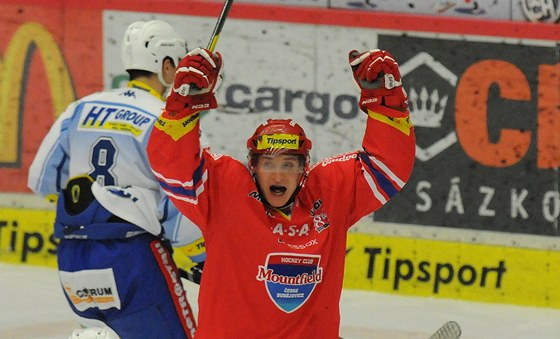 eskobudjovický hokejista Tomá Mertl se raduje z gólu proti Komet.