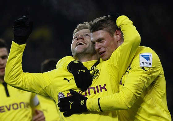 Jakub Blaszczykowski (vlevo) a Lukasz Piszczek slaví gól Dortmundu.