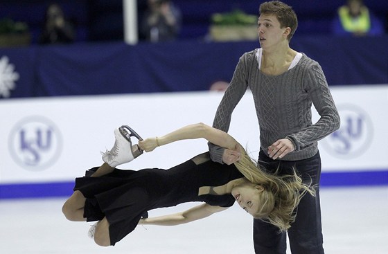 Ruský pár Jekatrina Bobrovová a Dmitrij Solovjov pi svém zlatém tanci na