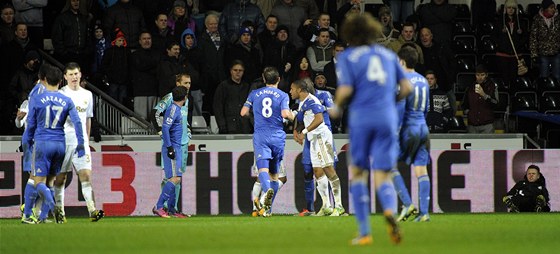 MELA. Fotbalisté Swansea se zlobí na Edena Hazarda (vlevo), zatímco nakopnutý