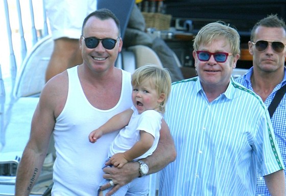 David Furnish, Elton John a jejich syn Zachary (2. srpna 2012)