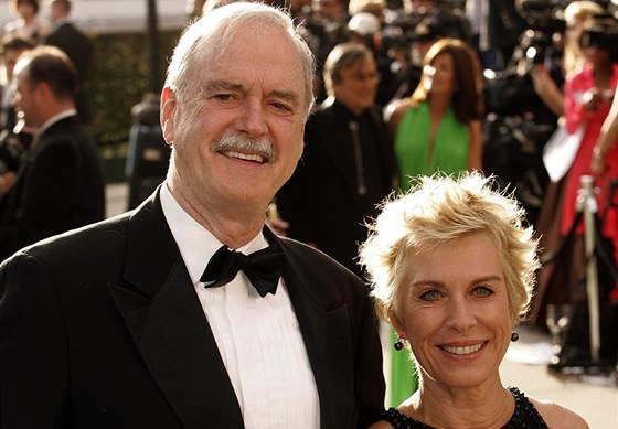 John Cleese a jeho tetí manelka Alyce Faye Eichelbergerová (25. února 2007)