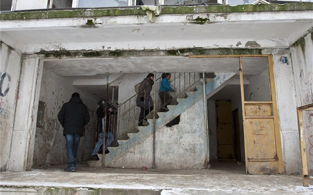 Dostat se do Bloku 1 v Chanov� není problém. Chybí dve�e, okna, místy i...