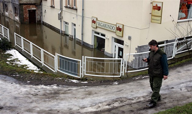 Restauraci v centru Sokolova zatopila v lednu 2011 rozvodn�ná Oh�e.