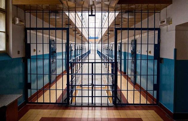 Soud zbavil obvinění dozorce ze světelské věznice, odsouzenou nemučili