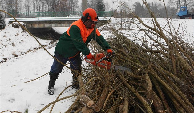 Pracovníci Povodí Moravy pokra�ují v t�chto dnech v �i�t�ní b�eh� a koryta �eky
