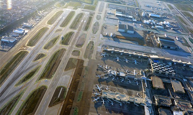 Leti�t� Los Angeles International (LAX) � dráhy a stojánky letadel. LAX je páté...