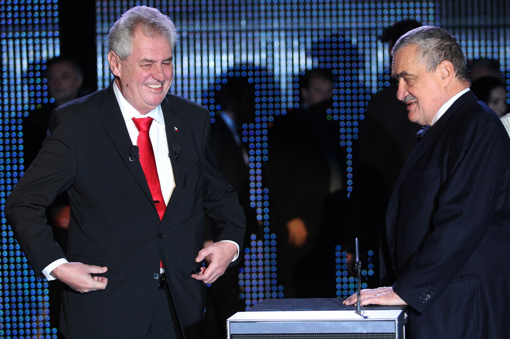 Prezident Milo� Zeman a ministr zahrani�í Karel Schwarzenberg v pr�b�hu kampan� o Hrad, kdy je�t� nebylo jasné, kdo vyst�ídá Václava Klause.