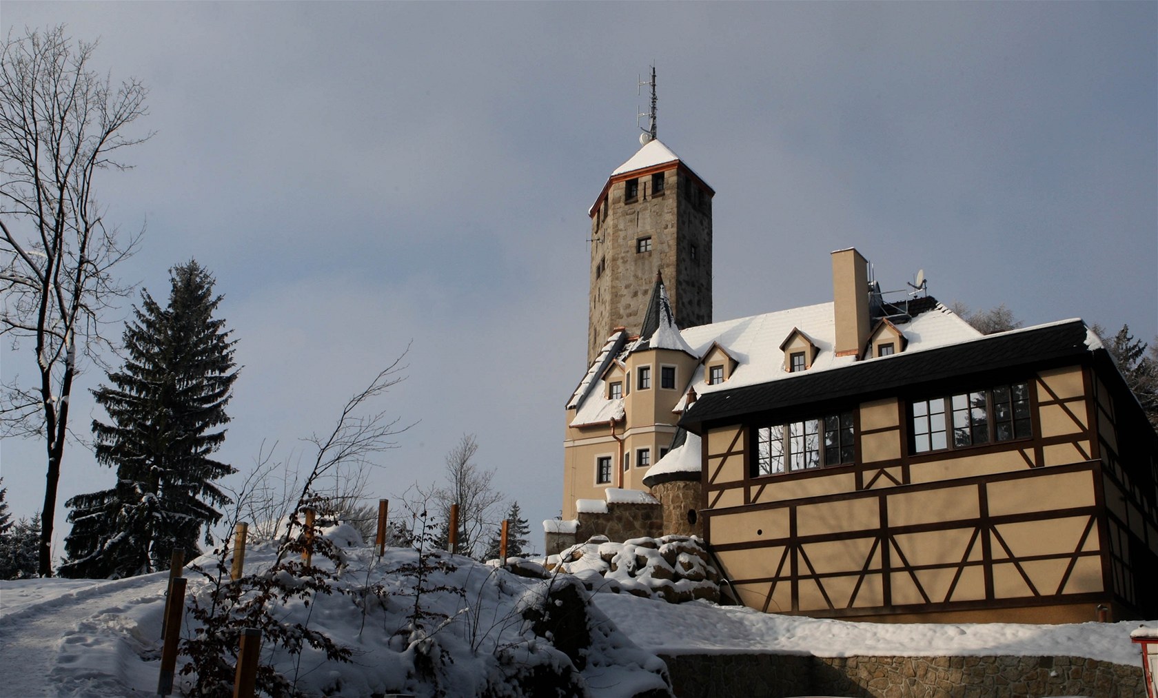 Liebeigové nechali postavit i libereckou Vý�inu ve stylu st�edov�kých hrad� s...