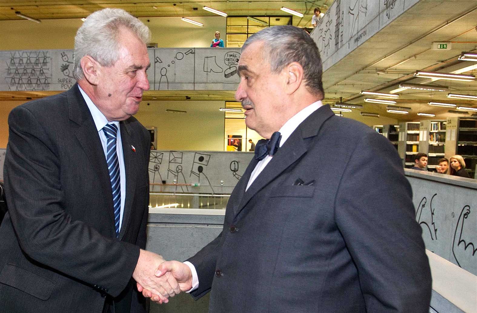 Karel Schwarzenberg a Milo� Zeman p�ed debatou prezidentských kandidát�...