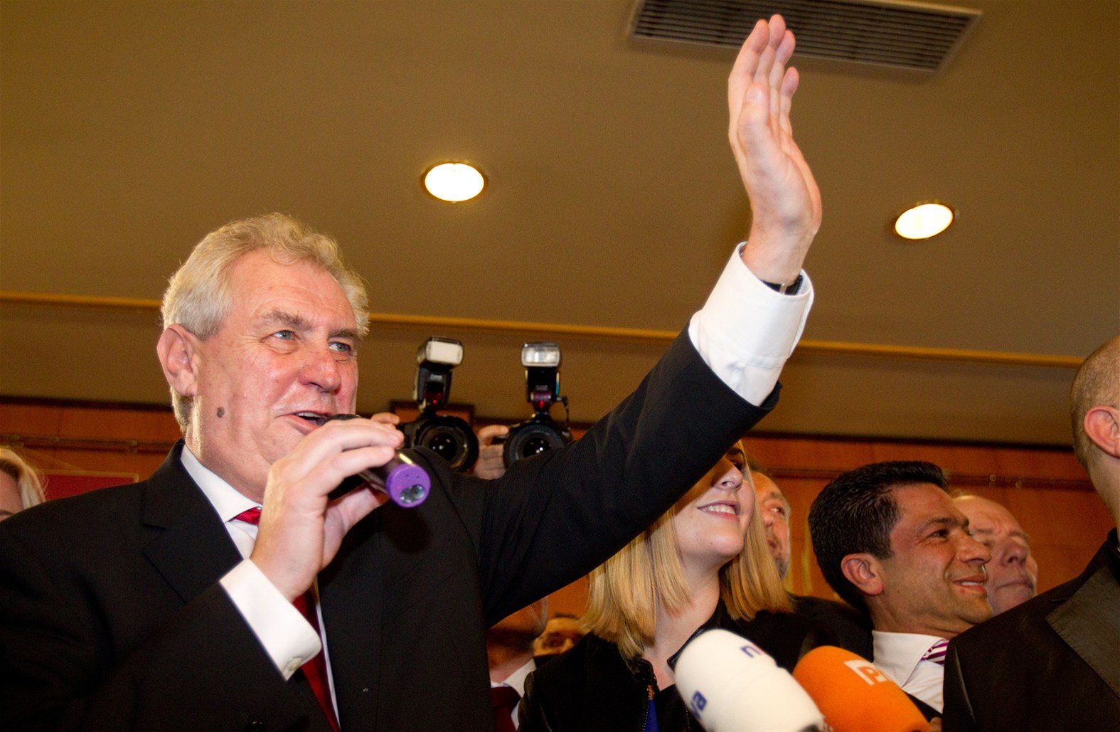 Milo� Zeman oslavuje vít�zství v prezidentských volbách. (26. ledna 2013)