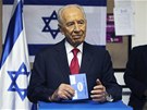 Izraelský prezident imon Peres u voleb (22. ledna 2013)