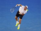 Tomá Berdych podává ve tvrtfinále Australian Open proti Djokoviovi.