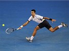 Srbský tenista Novak Djokovi se natahuje po míku ve tvrtfinále Australian