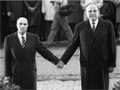 Francouzský prezident Francois Mitterrand (vlevo) a nmecký kanclé Helmut Kohl
