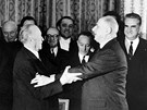 Nmecký kanclé Konrad Adenauer (vlevo) a francouzský prezident Charles de