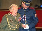 Brigádní generál Alxander Beer dostal od prezidenta Václava Klause ád bílého