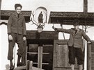 Karel Schwarzenberg (vlevo) s mladím bratrem Bedichem po útku rodiny do...